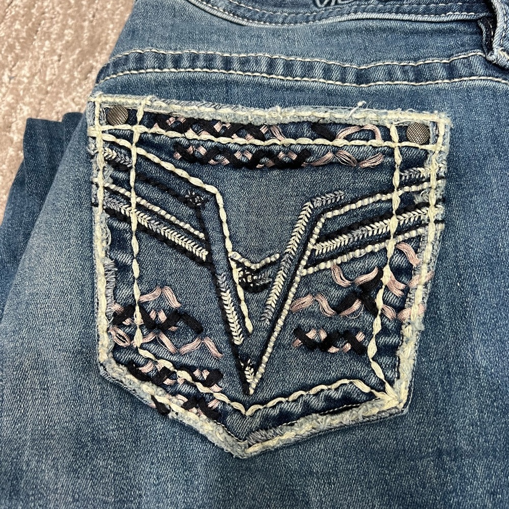 Women's Capri Blue Jeans with Embroidered Pocket size 16 runs large
